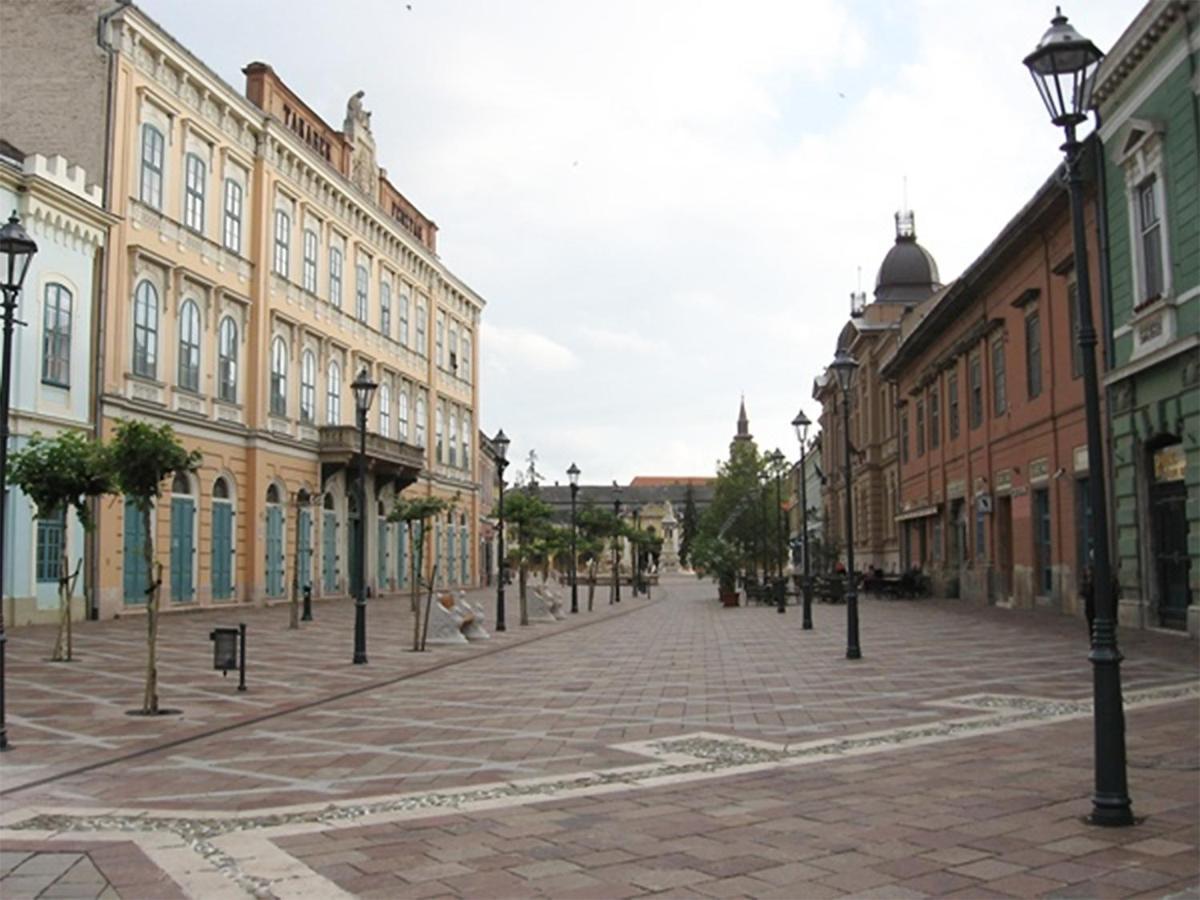 Esztergom Central Екстер'єр фото